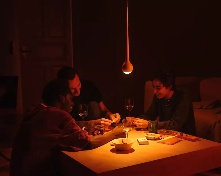 DEDON Atolo Bild Sessel und Hocker auf der Terrasse neben dem Pool